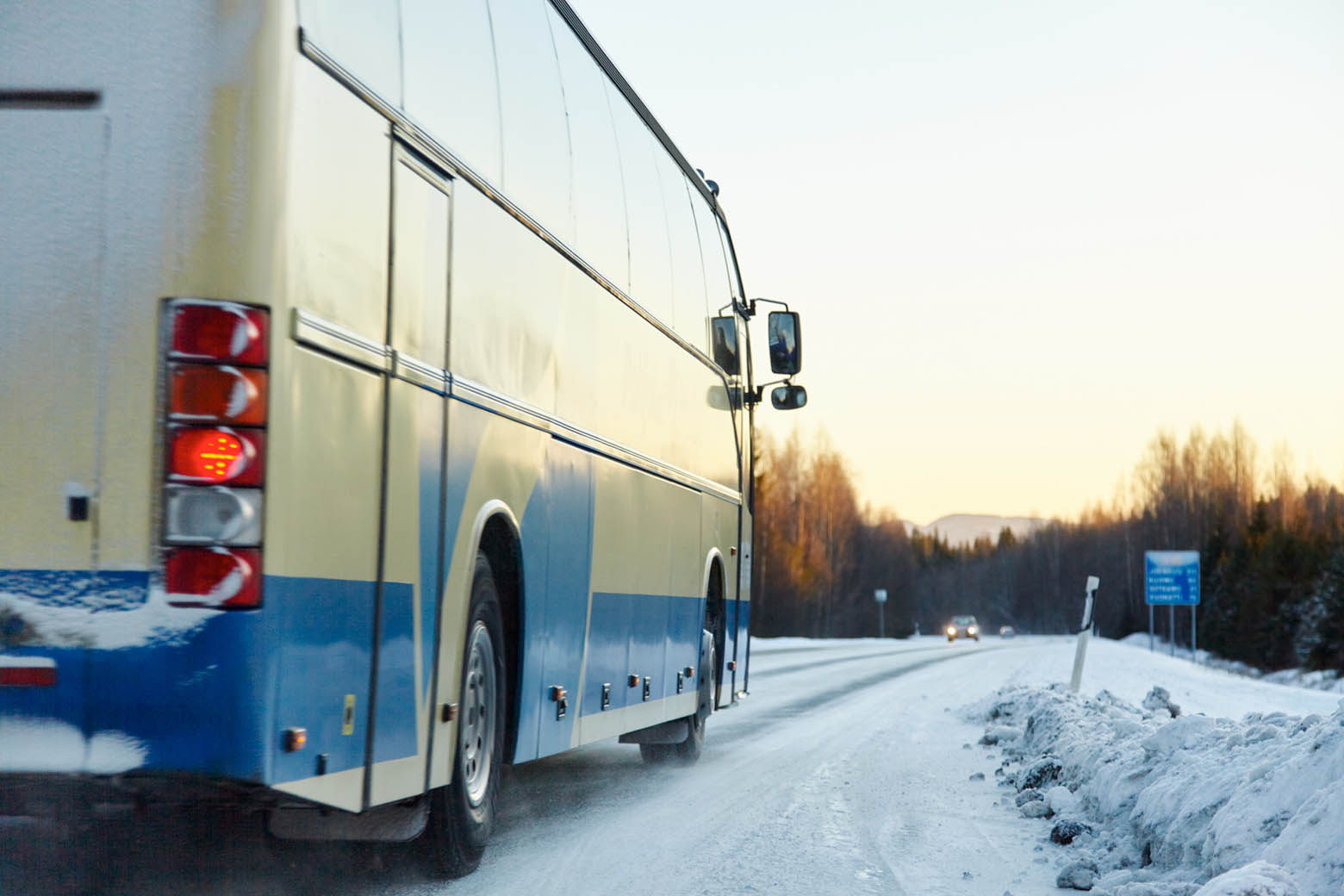 Linja-auto lumisella tiellä pohjoisessa