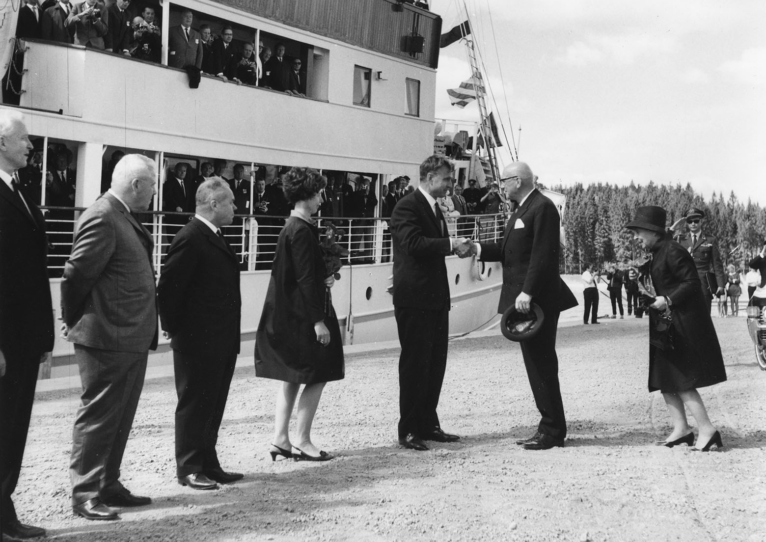 Jutun kuvituskuva. Kuvassa presidentti Urho Kekkonen on saapunut Nuijamaan laituriin noustakseen vihkiäislaiva S/S Kastelholmin kyytiin.