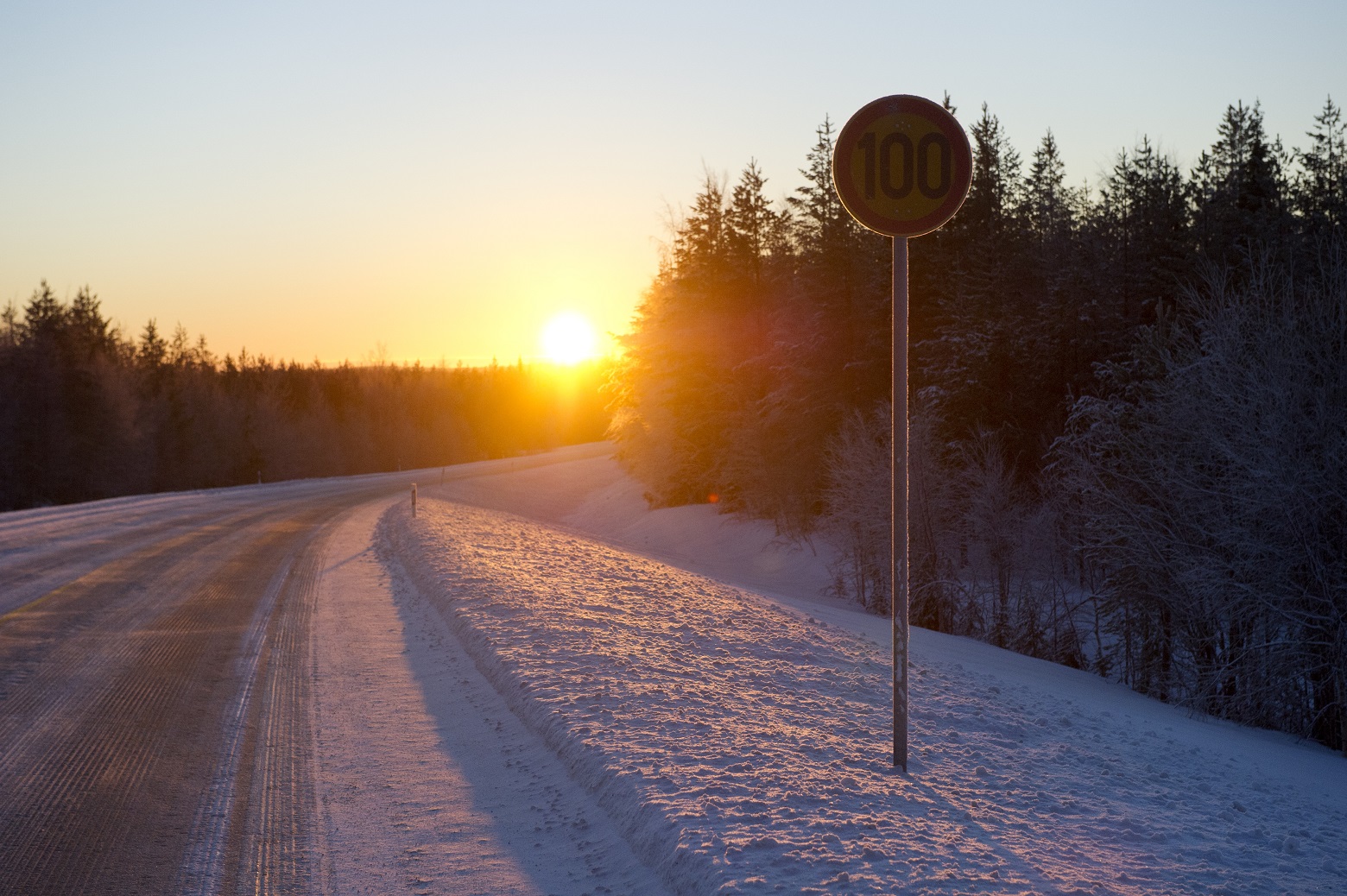 100 km nopeusrajoitus liikennemerkki