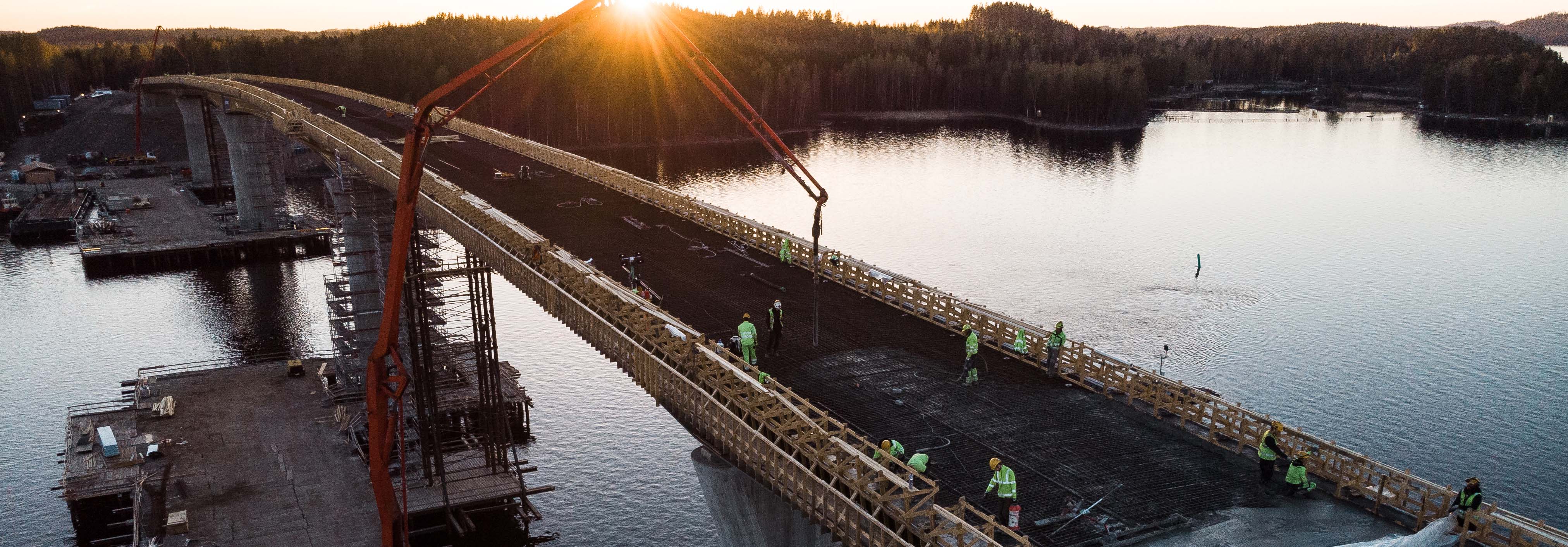 Hurja määrä betonia ja pitkiä työpäiviä − Vekaransalmen sillan kansi  saatiin valettua - Väylävirasto