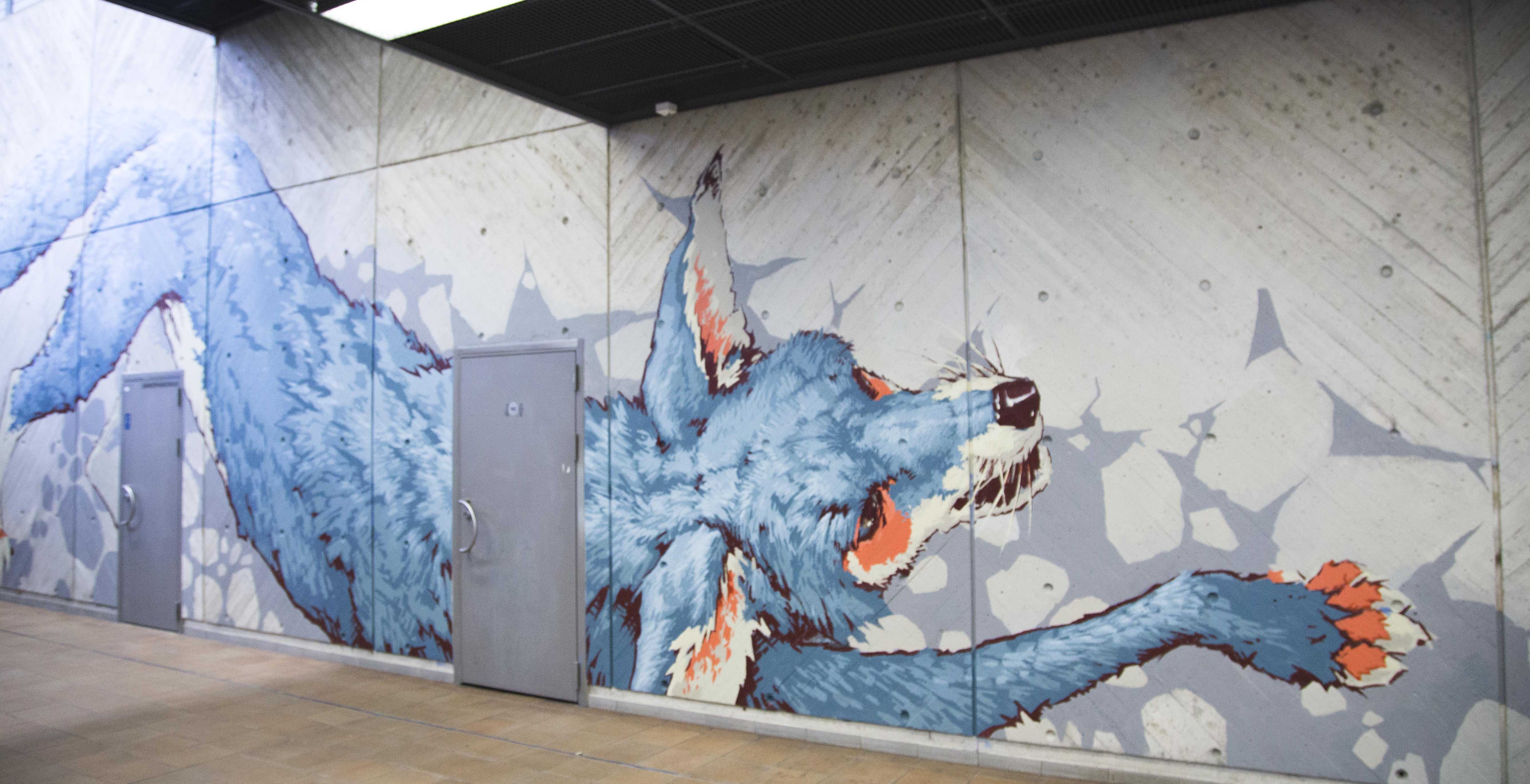 Asemataidetta Louhelan asemalla, iso seinämaalaus aseman sisätiloissa, joissa sininen susi.