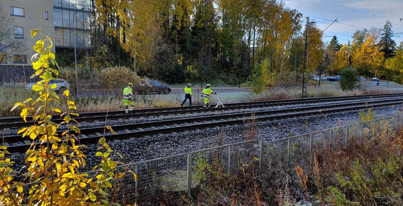 Kitkageeliä levitetään radalle Tuomarilassa Kuva: Seppo Mikkonen