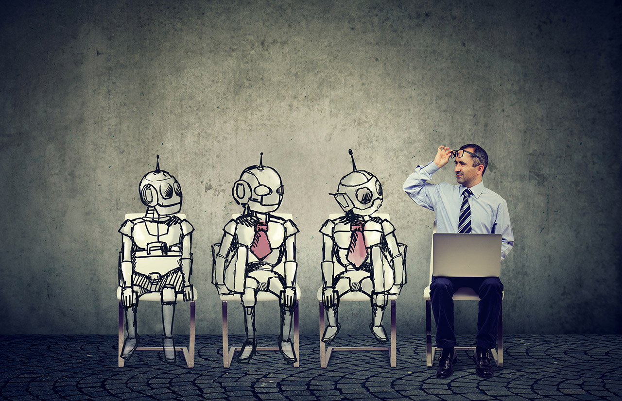 Kuvituskuva, jossa mies ja kolme robottia katsovat toisiaan.