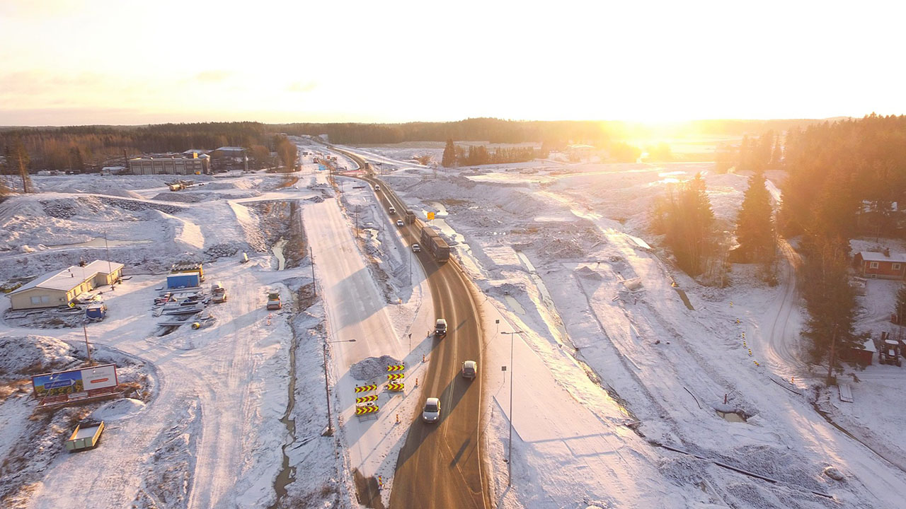 Kuvituskuva, jossa tietyömaa auringonlaskun aikaan.