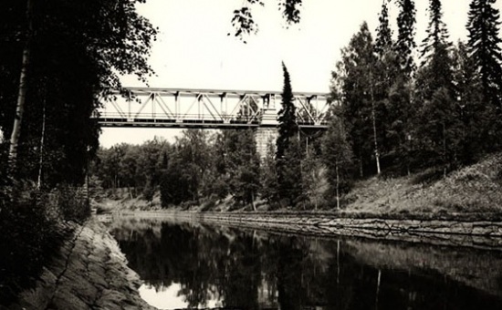 Mustavalkokuva 1930-luvulta, jossa on Lauritsalan kanavan yli kulkeva kääntösilta.