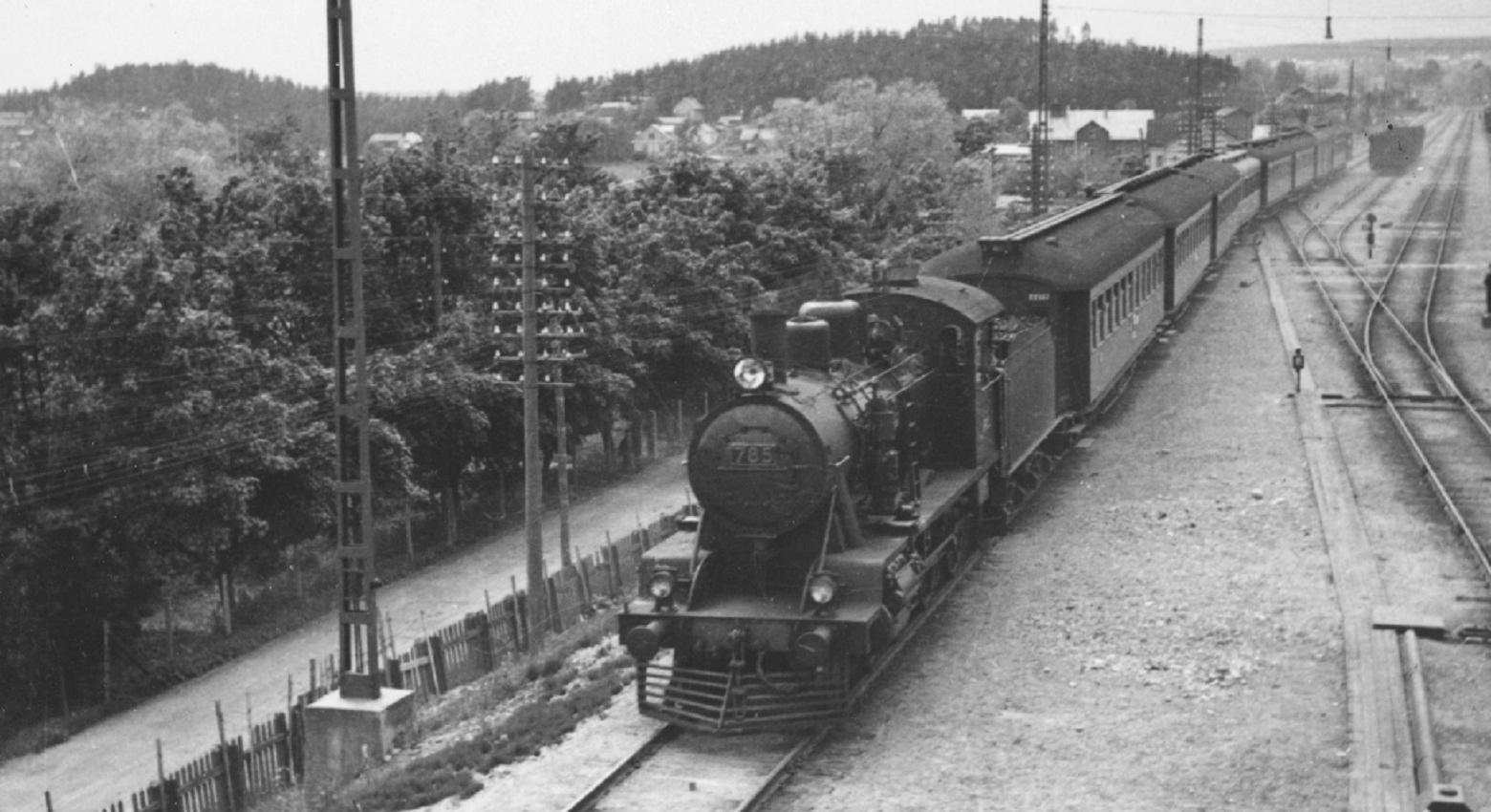 Matkustajajuna saapuu Lahden asemalle 1930-luvulla.