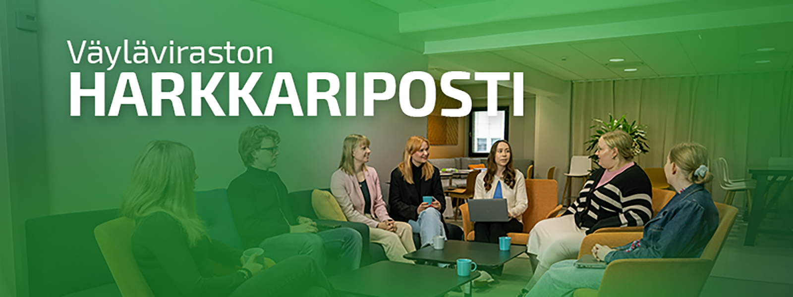 Väyläviraston harkkariposti. Keskellä istuu useampi ihminen ryhmässä ja he keskustelevat yhdessä. Kuvan reunoilla on vihreä tehosteväri.