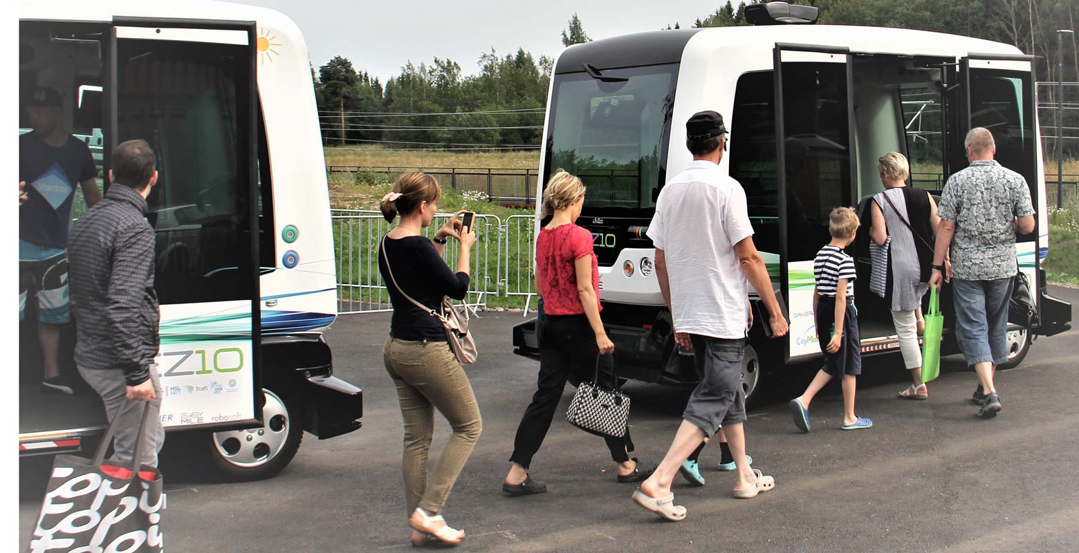 Ihmisiä menossa automaattibussin kyytiin asuntomessuilla Vantaalla