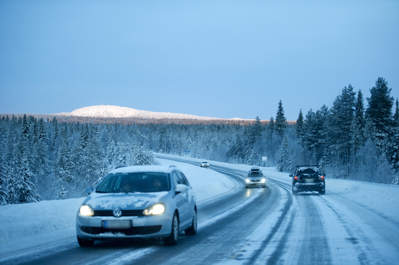 Bilar på vägen i Lappland