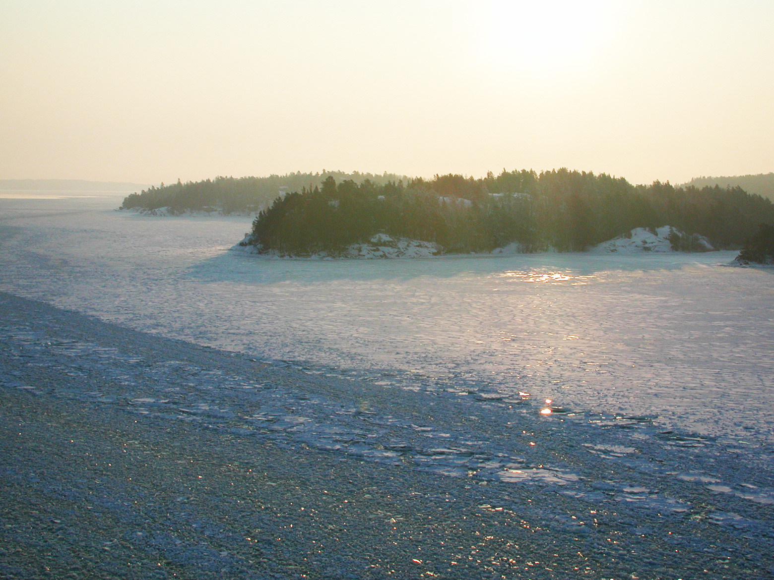 Kuvassa jäinen meri auringonpaisteessa