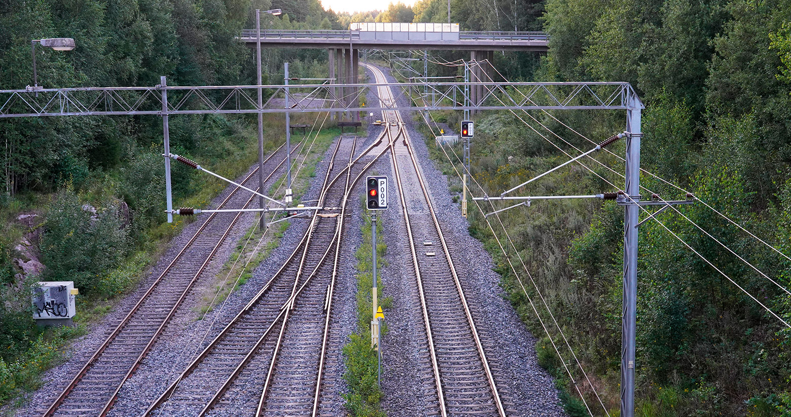 Raiteita ja radan rakenteissa olevia junankulunvalvontaan liittyviä laitteita.