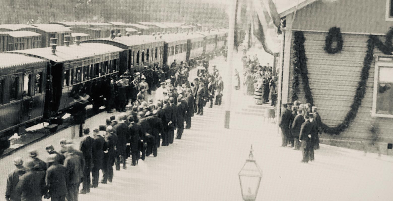 Keisari Aleksanteri III on saapunut junalla Suomeen, jossa väkijoukko vastaanottamassa rautatieaseman edessä
