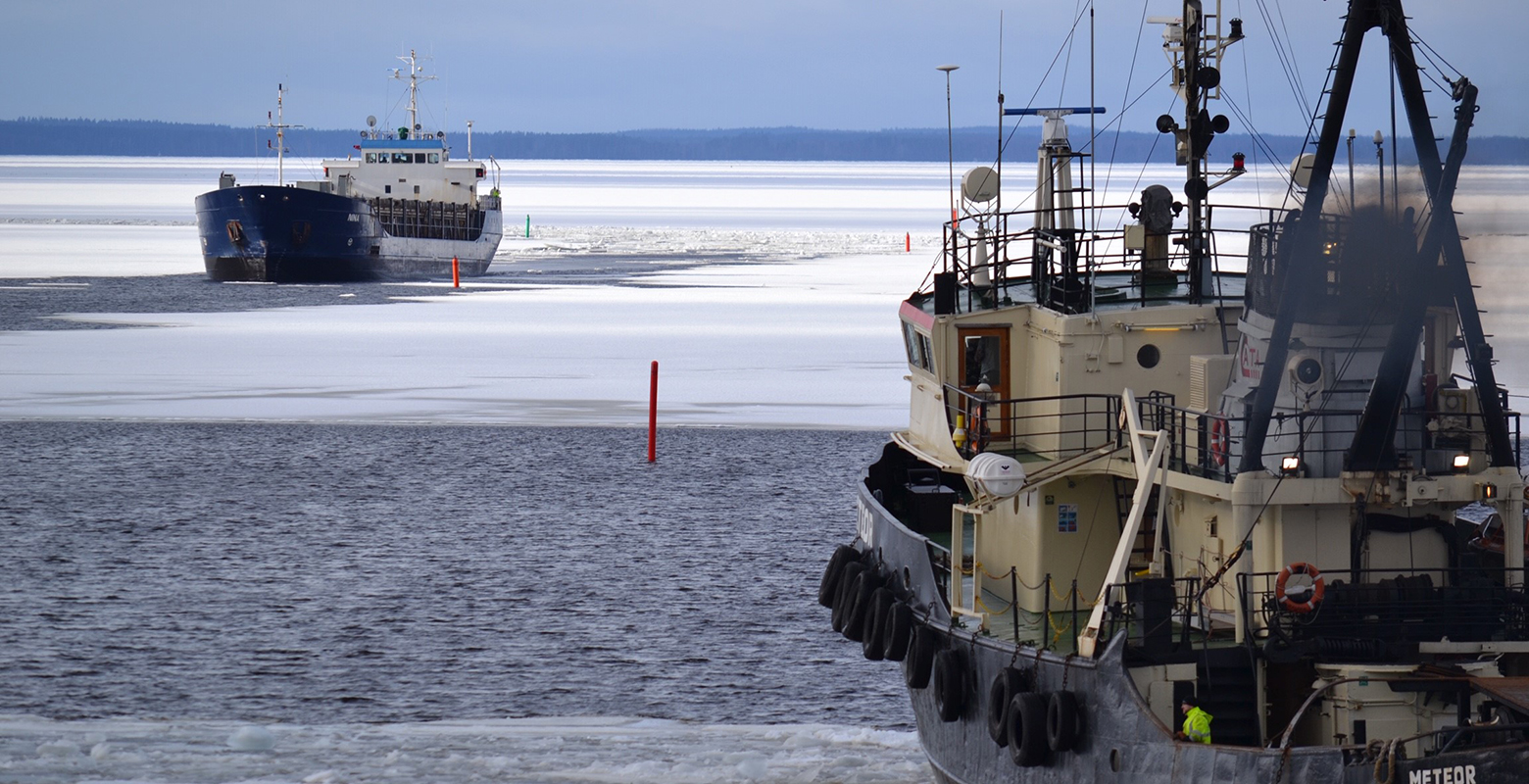 Kuva Saimaalta, jossa Meteor-jäänmurtaja avustaa Nina-laivaa jäiden läpi.