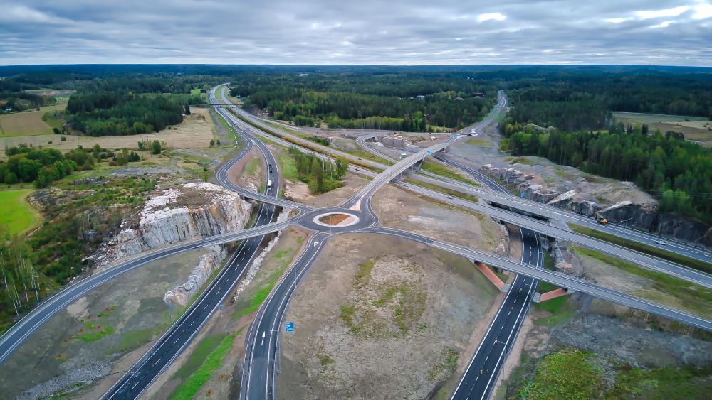 Åbo ringväg, motorvägen, ramper, broar, bilar.