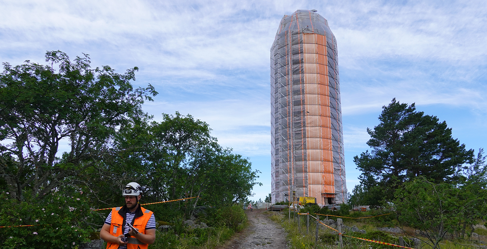Reparationsarbetet på Enskärs fyr slutförs senast den 24 september. Till vänster byggplatschefen Christoffer Eggert från Oteran.