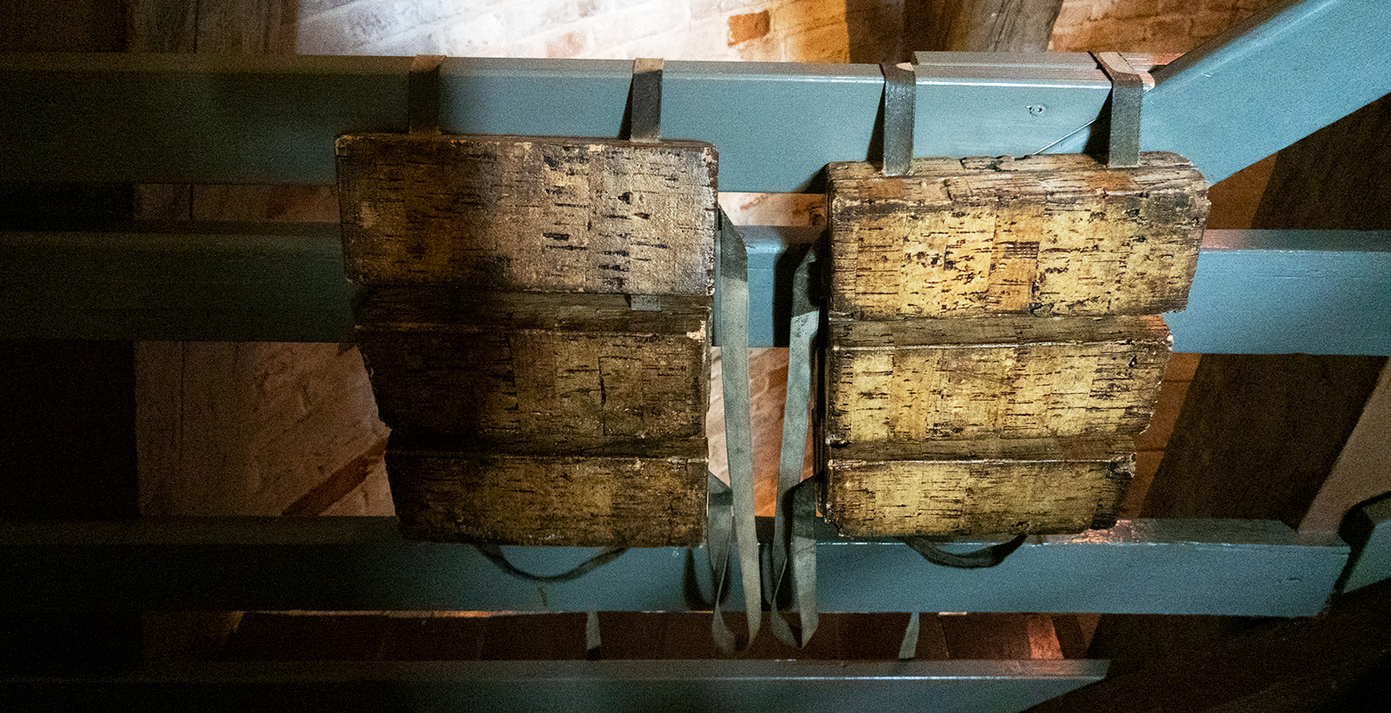 En flytväst gjord av barken från korkbok. 