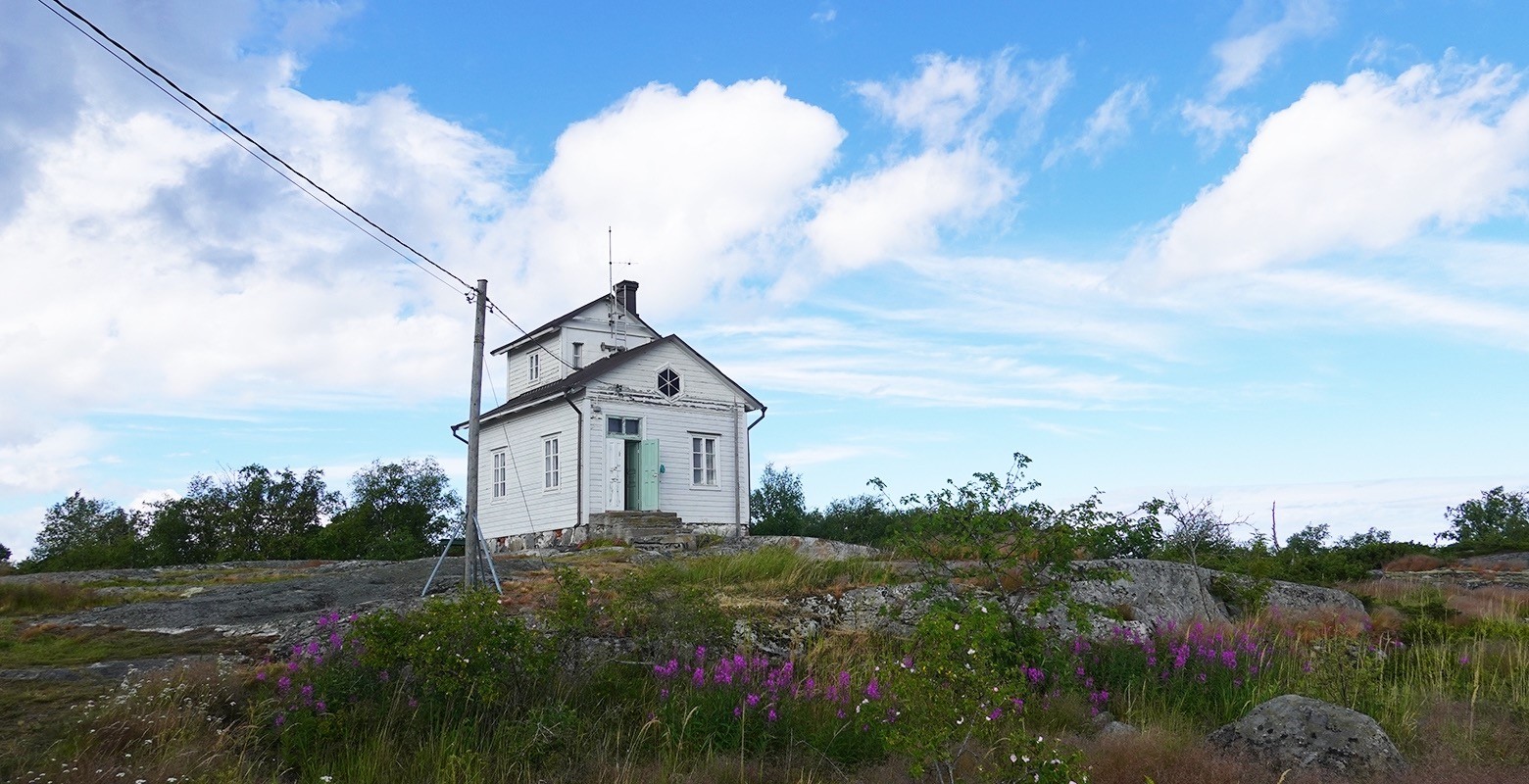 Ett vit hus på Enkär. 