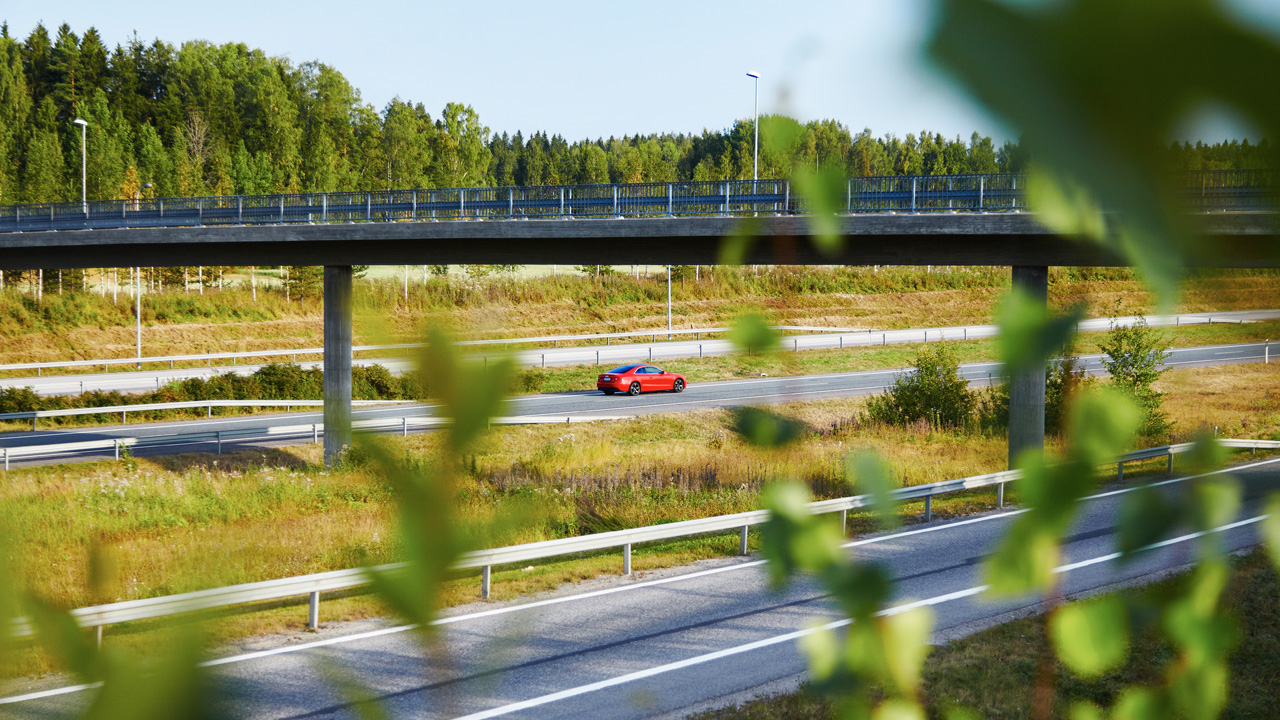 En bil på motorvägen.