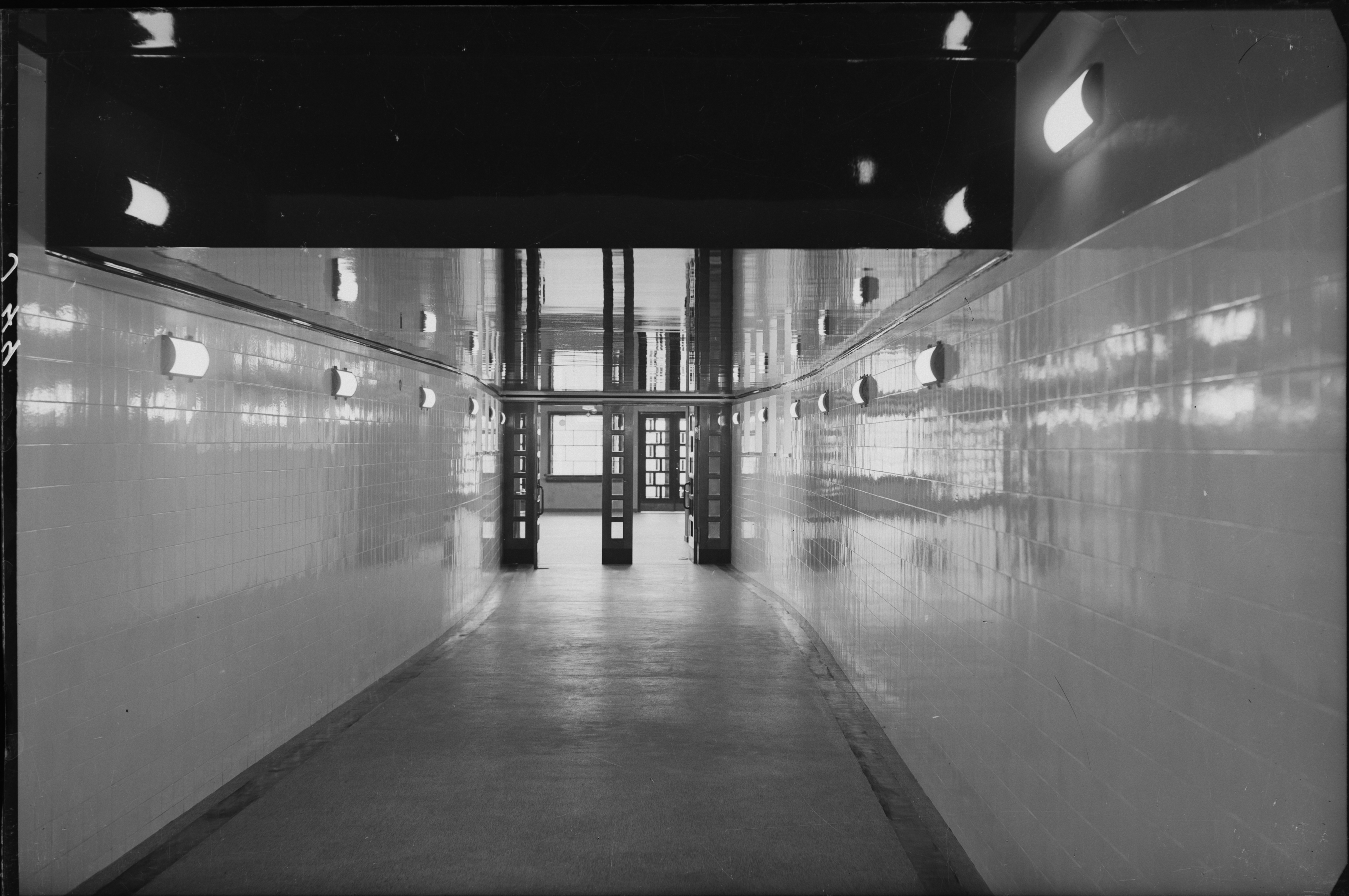 Mustavalkoisessa valokuvassa näkyy Kuopion aseman odotushalli, jonka sisäkatto on maalattu kiiltävän mustalla maalilla.