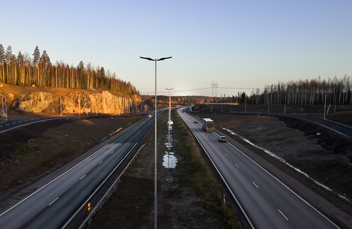 Klaukkalan kehätie auringonnousun aikaan.