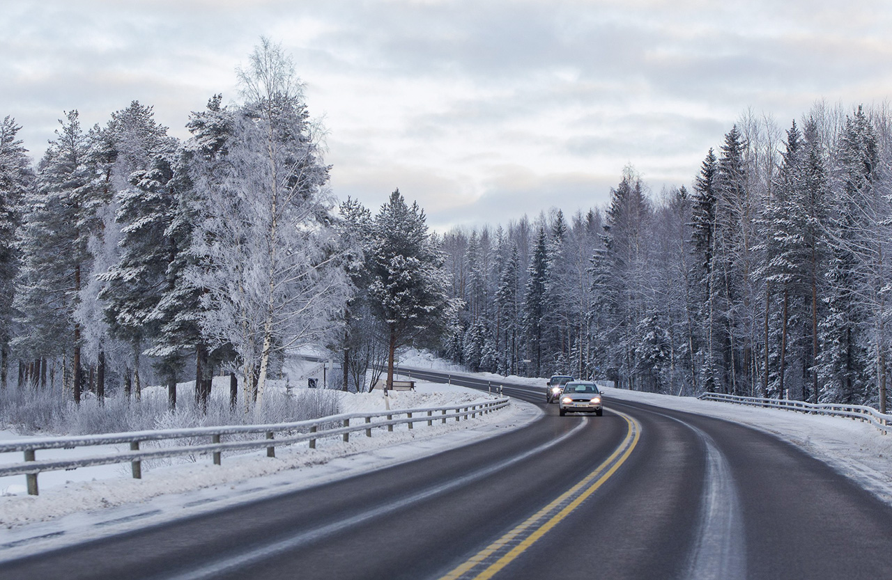 Talvinen tie, jossa näkyy paljas asfaltti.