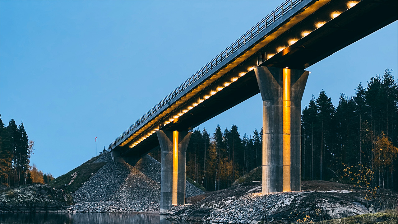 Vekaransalmen silta iltavalaistuksessa.