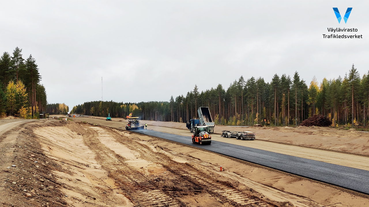 asfalttijyrä, asfaltinlevityskone, tie, hiekkapenkere, metsä