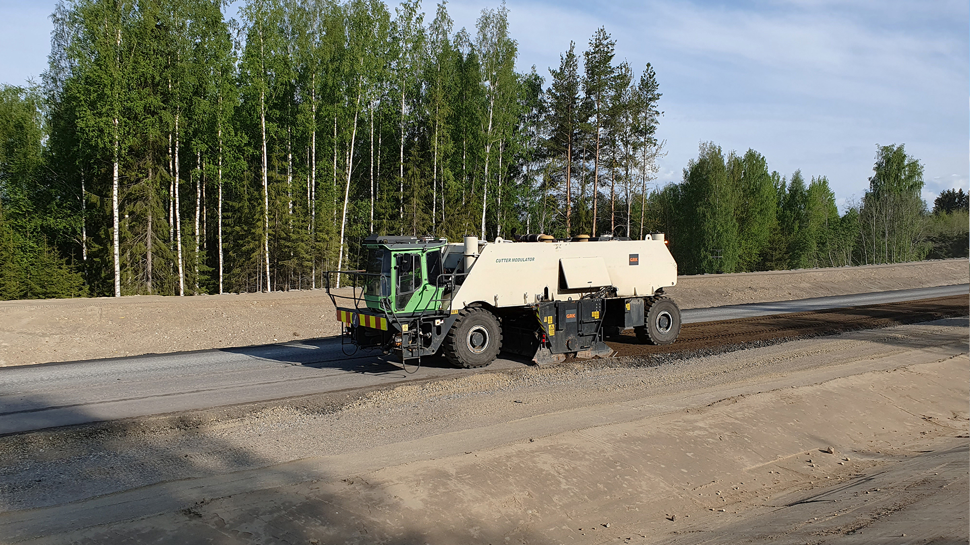 Sekoitusjyrsin, työstettävä tie, tienpiennar, metsää.