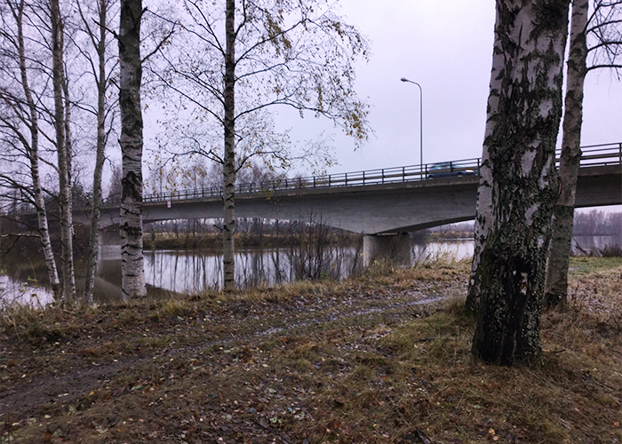 Luotsinmäen silta syksyisessä rantamaisemassa.