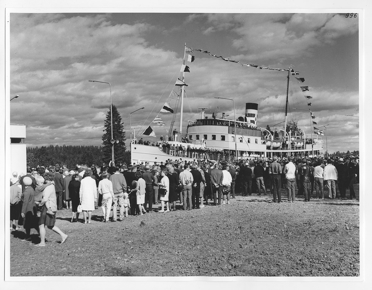 Historiallinen mustavalkokuva, jossa on kanavan vihkiäislaiva S/S Kastelholm Mustolan sulussa.