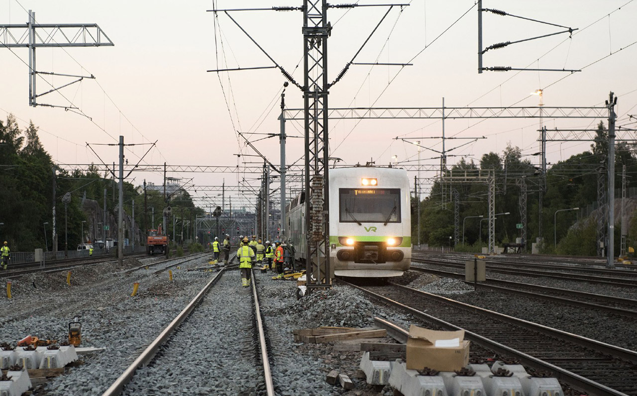 Kuvituskuva, jossa ratatyöt käynnissä Helsingissä ja kuvassa näkyy myös juna.