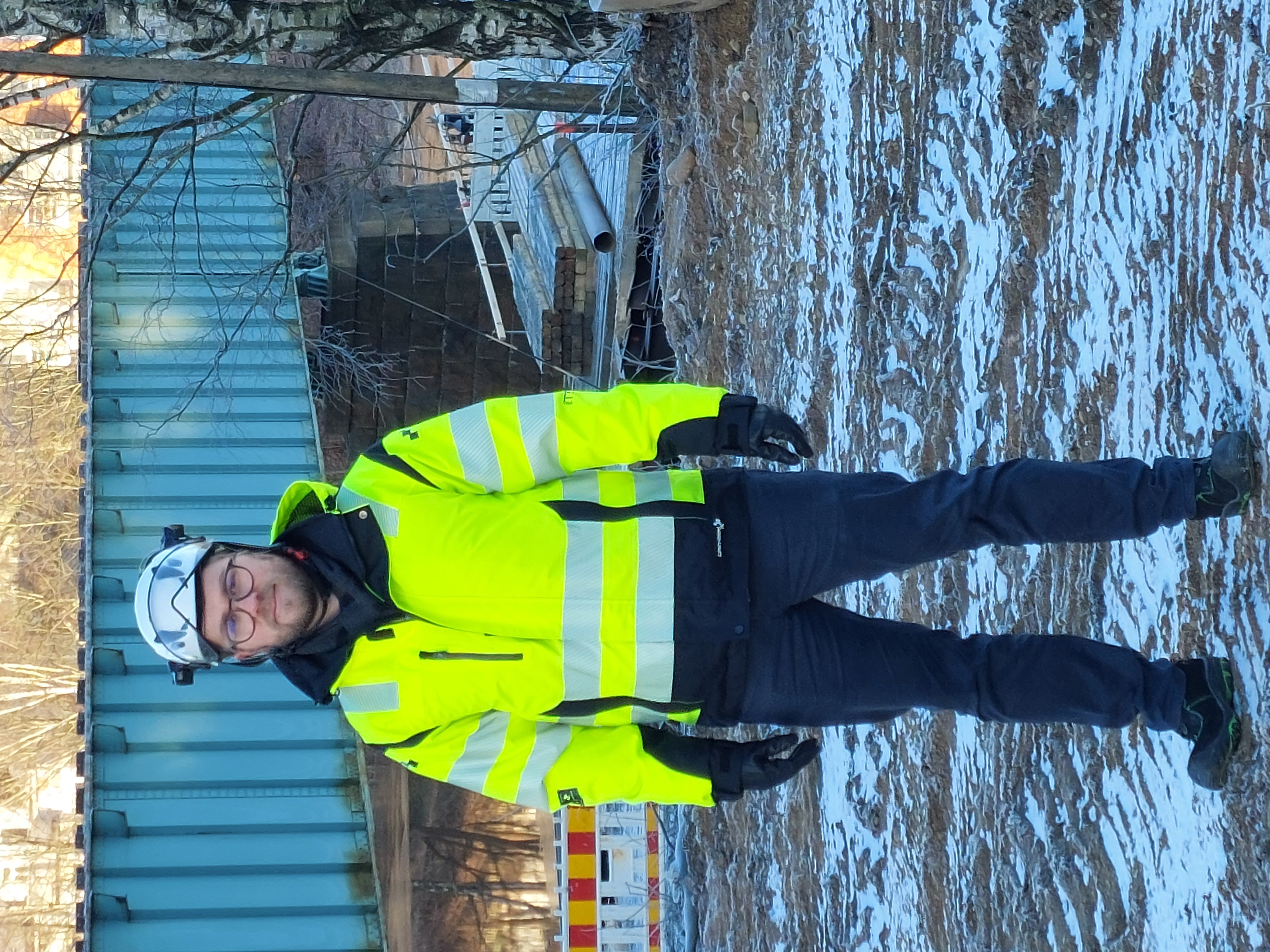 Antero Mäkilä seisoo työvaatteet päällä Aurajoen siltatyömaalla.