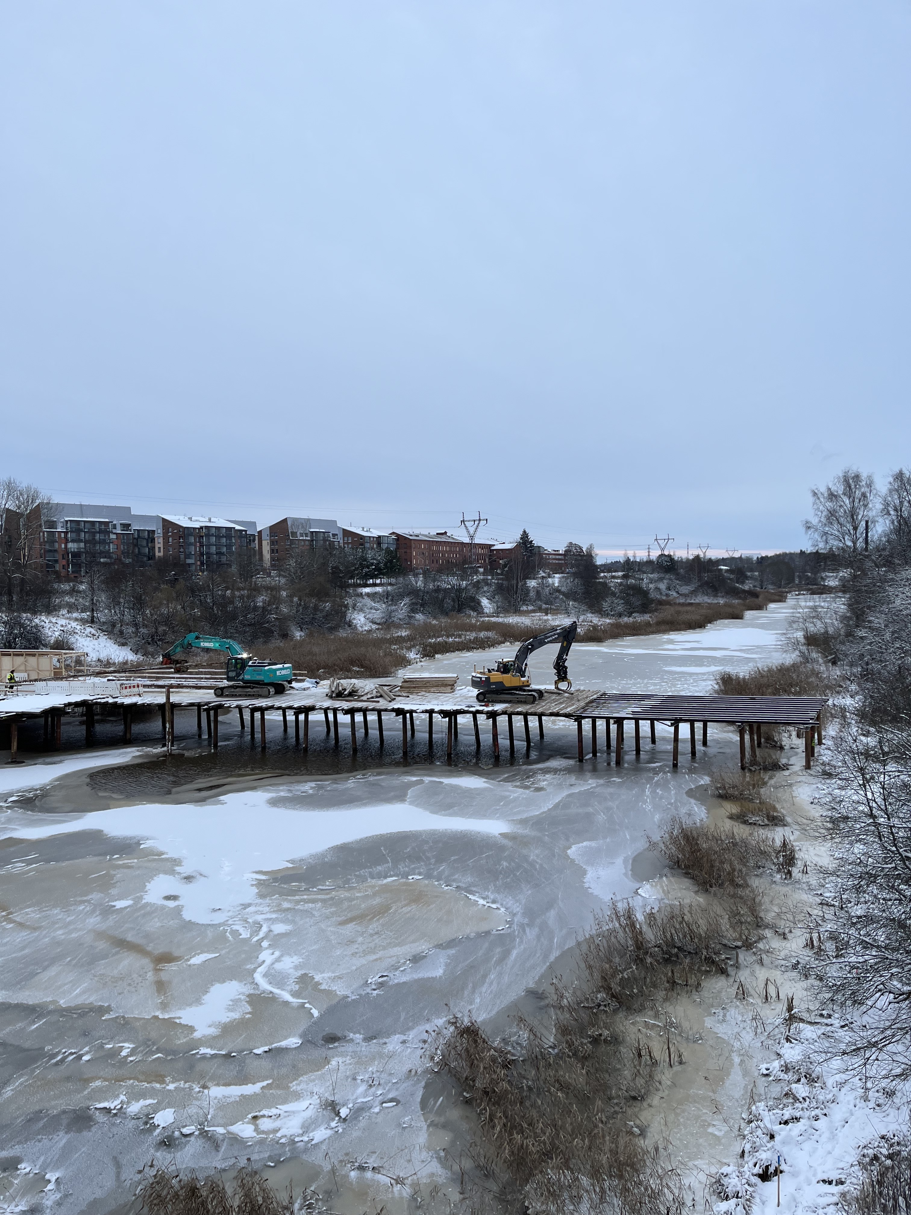 Kuvassa rakennetaan Raunistulan jalankulun ja pyöräilyn sillan työsiltaa.