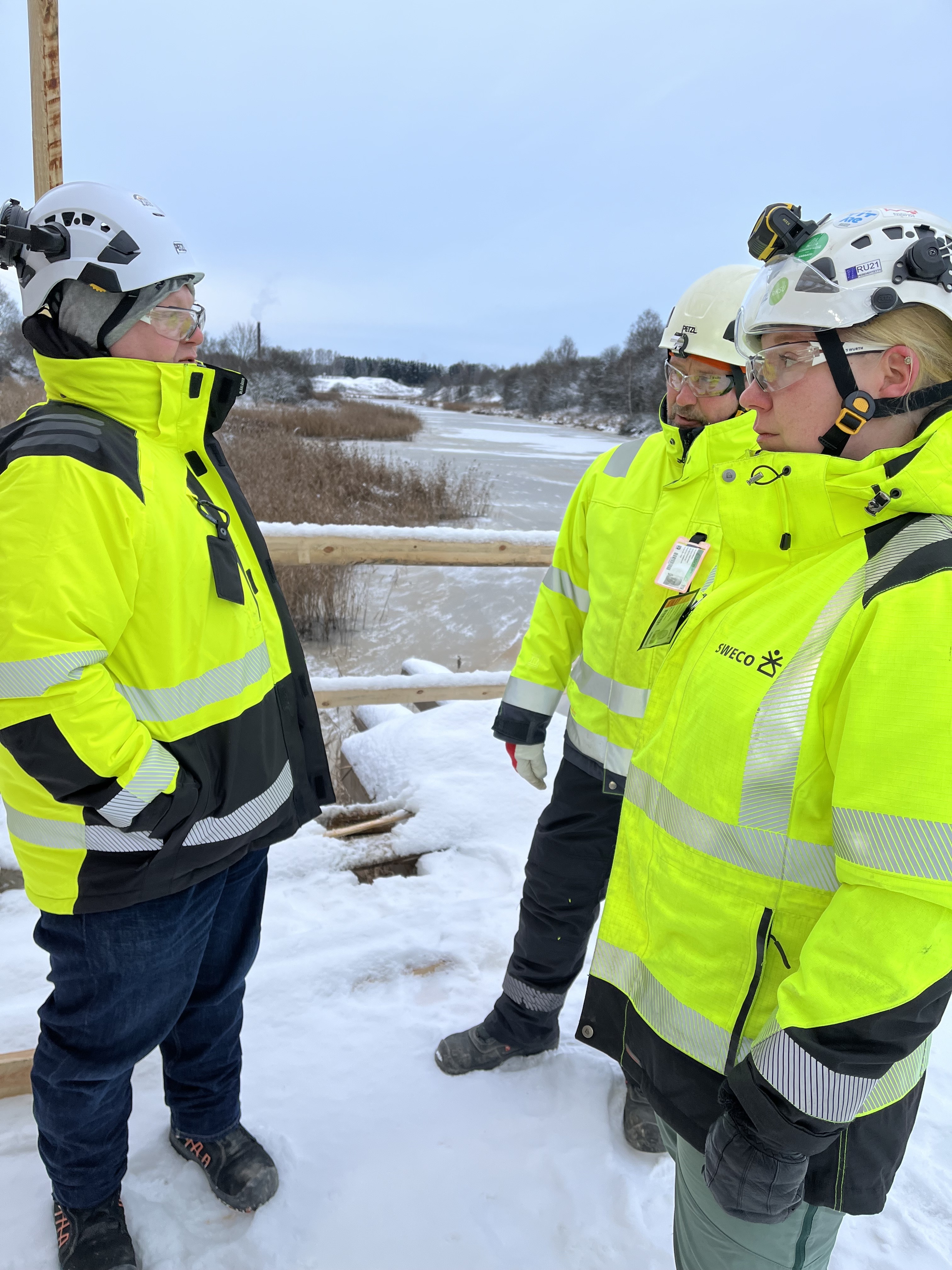 työmaahenkilöitä, turvavaatteet, kypärät