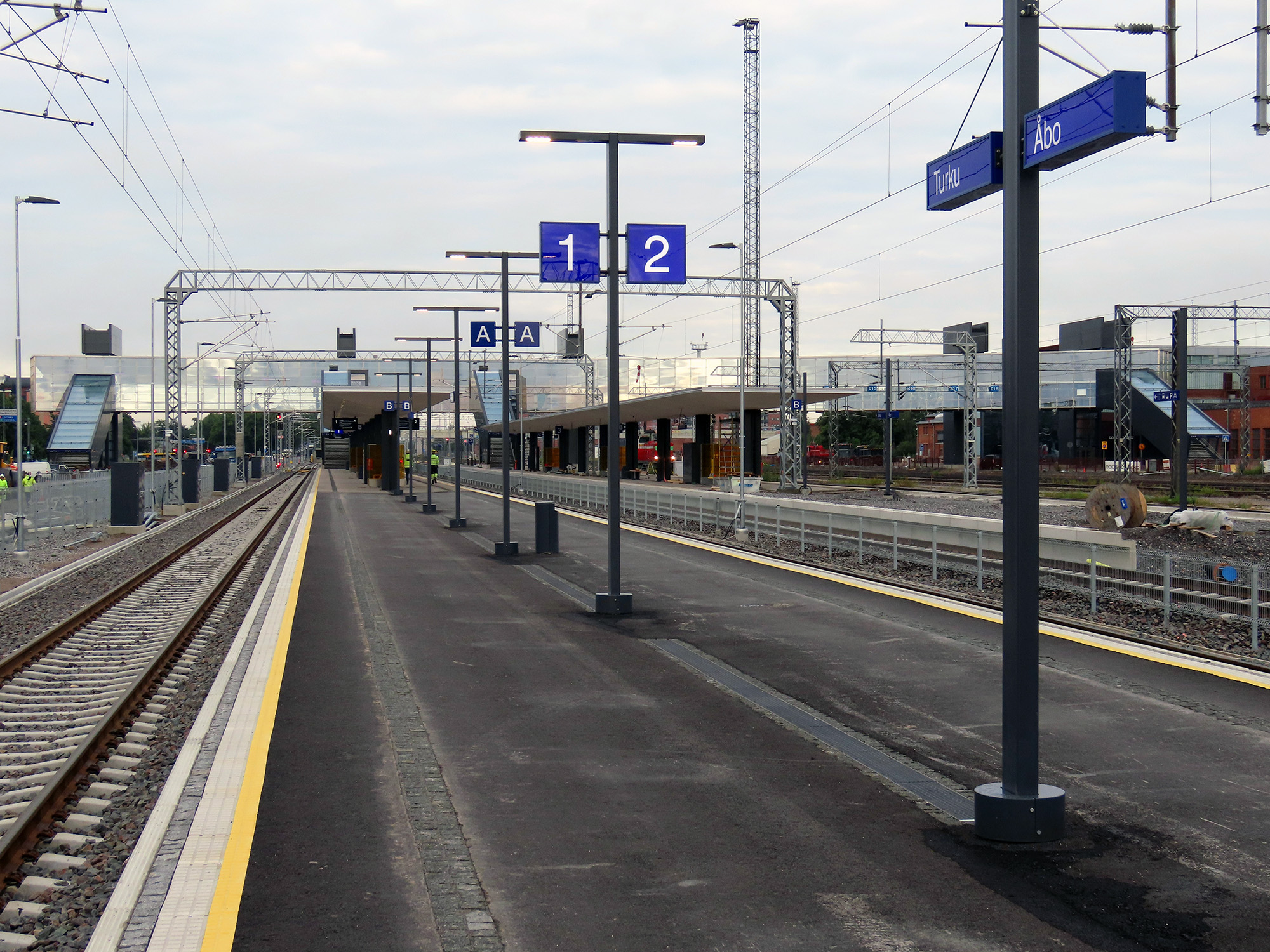 Rautatieasema, jossa näkyy kaksi laituria. Kyltit osoittavat raiteet 1 ja 2 sekä kaupungin nimet "Turku" ja "Åbo".