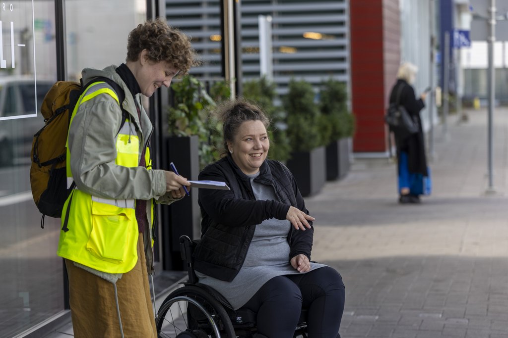 Banprojektet Kuppis–Åbo fick värdefull information av testarna om till exempel säkerheten och tillgängligheten vid parkeringsplatserna utanför Kuppis triangel. Här ger testaren Iita Makkonen respons. 