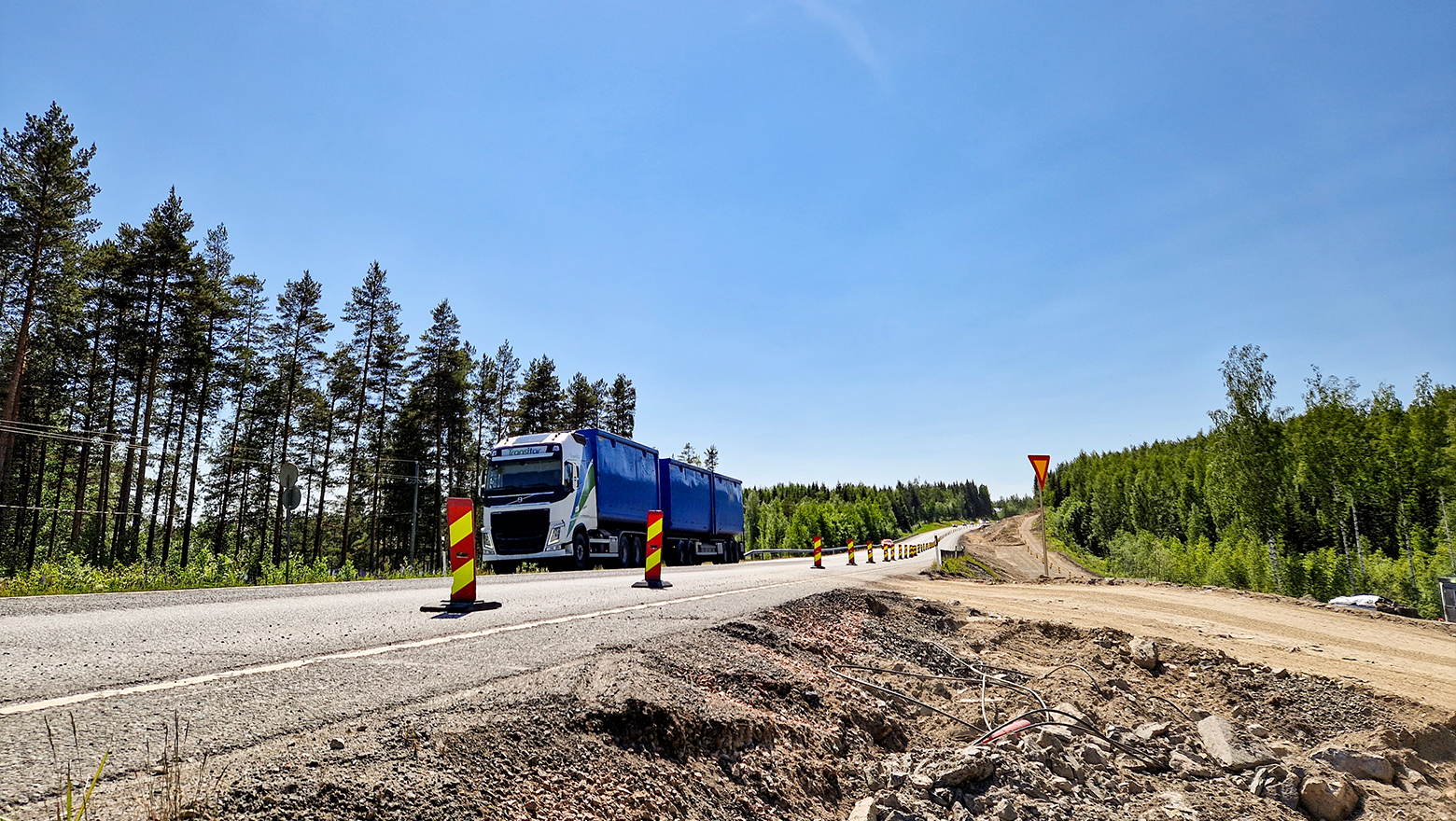 Ajoneuvo ajaa valtatiellä 5.