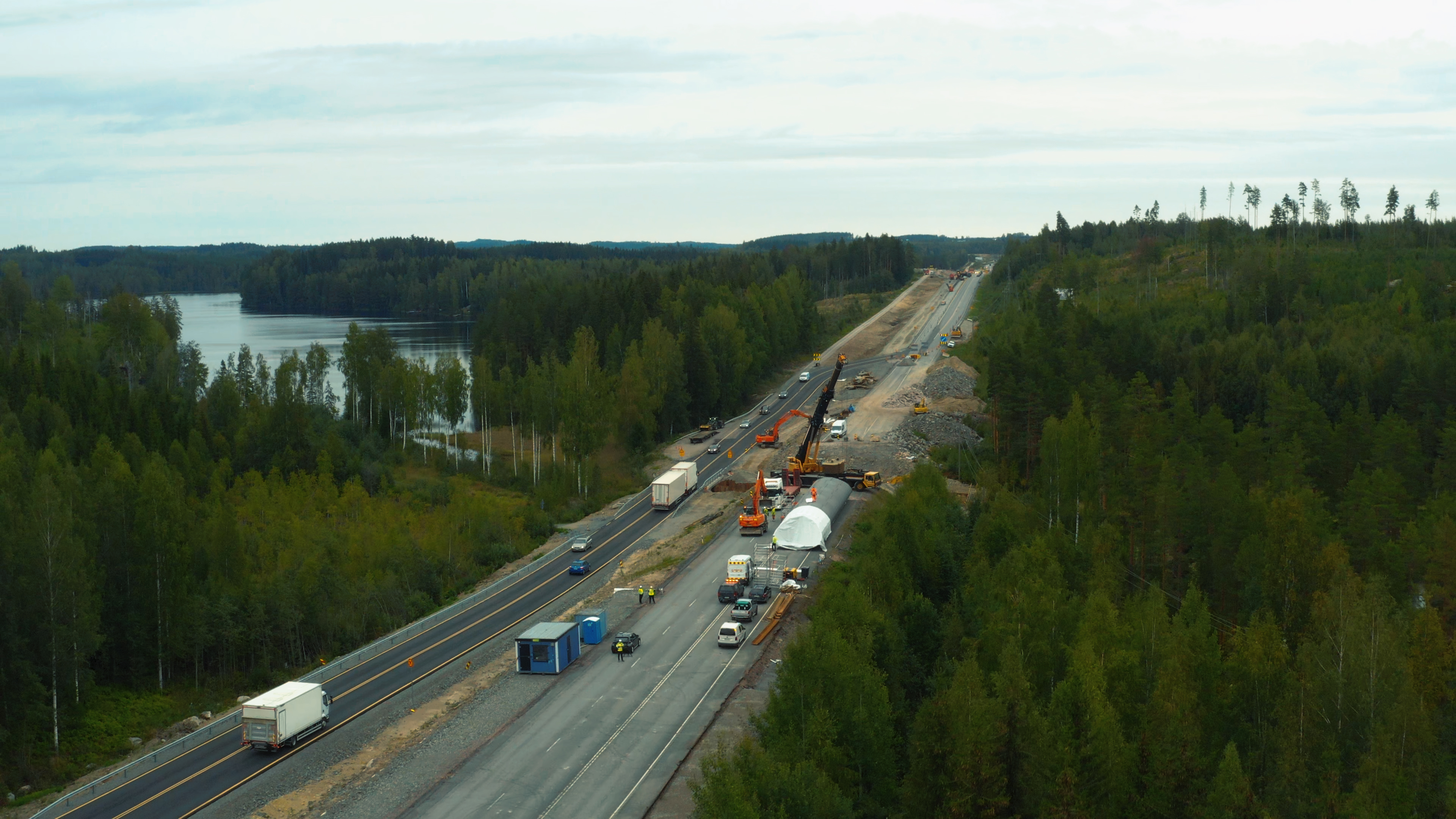 Kuvassa uusitaan Niemistönojan vesistösiltaa elokuussa 2023.