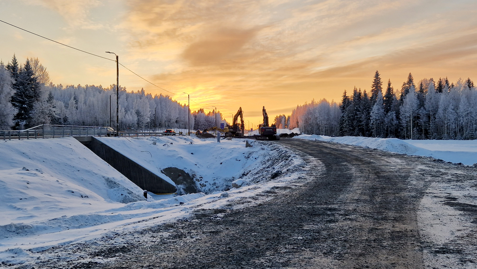 Rakennuskoneita tien vieressä joulukuussa 2023.