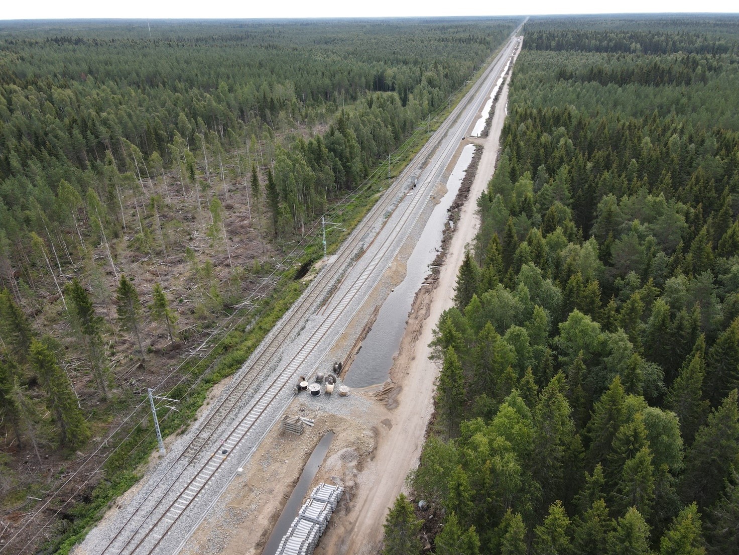 Kaksi junaraidetta vierekkäin