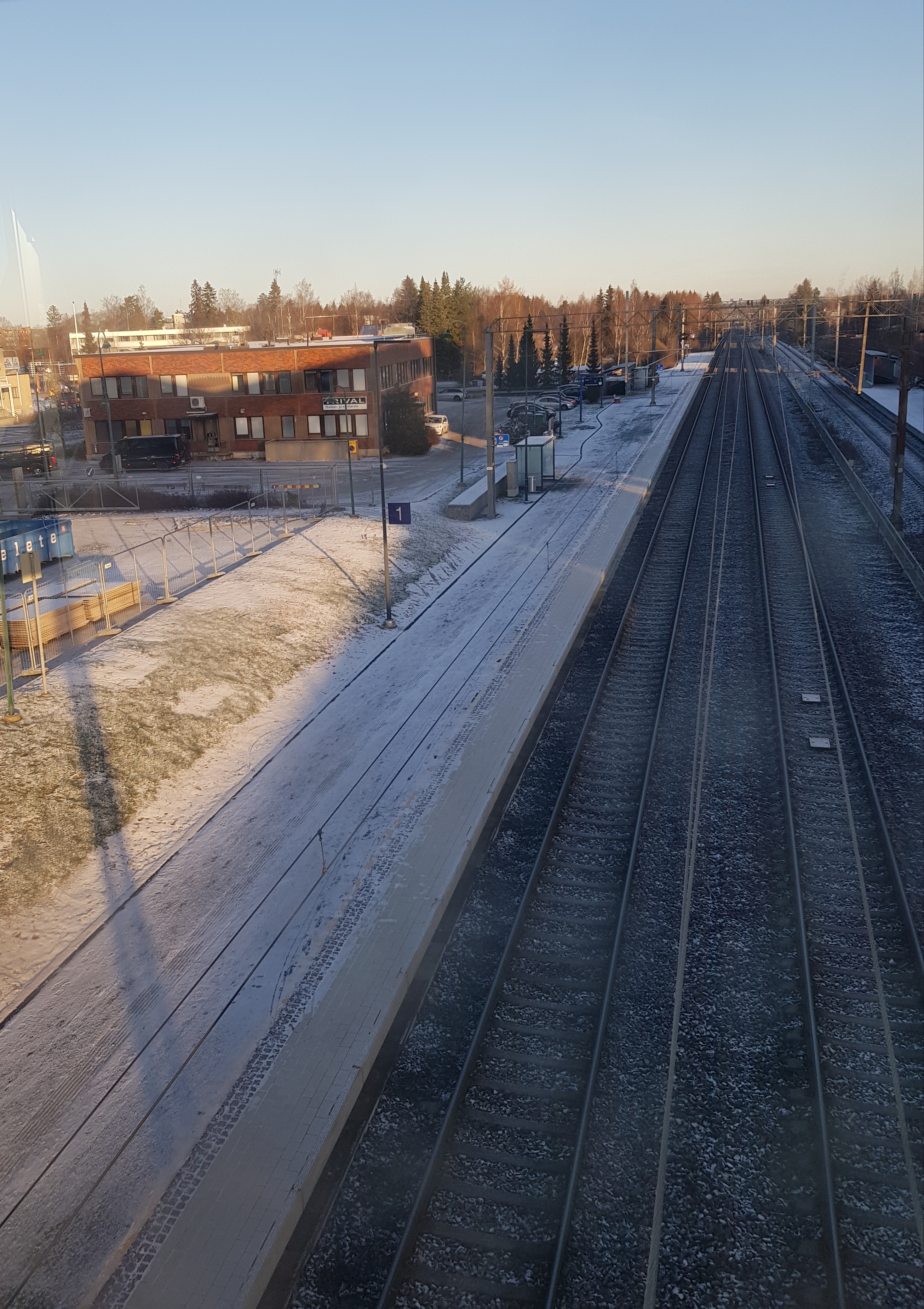 Lempäälän läntinen laituri kuvattuna aurinkoisena päivänä etelän suunnasta