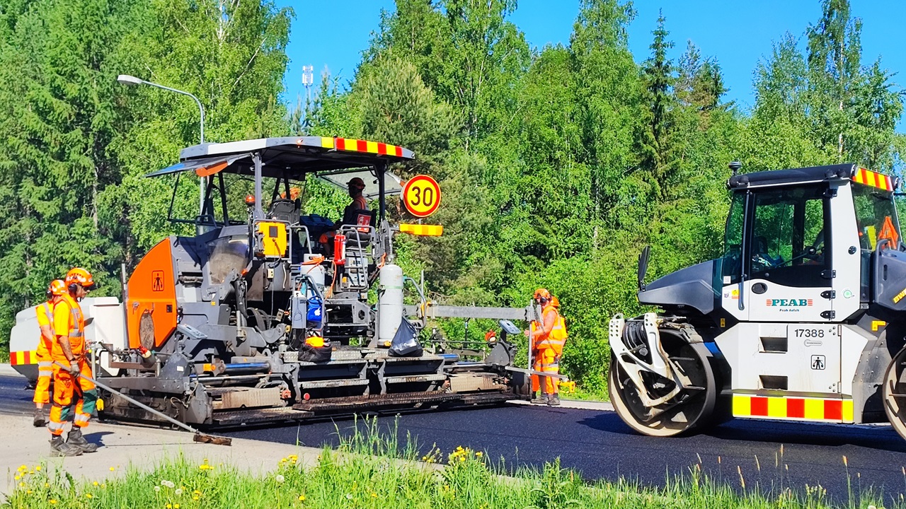 Kuvassa päällystystyöt ovat käynnissä.