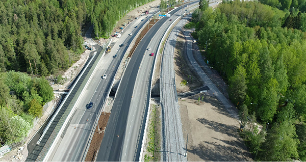 Kuva, jossa Kehä 1 liikennettä kuvattuna Sakkolan alikulkukäytävän kohdalta