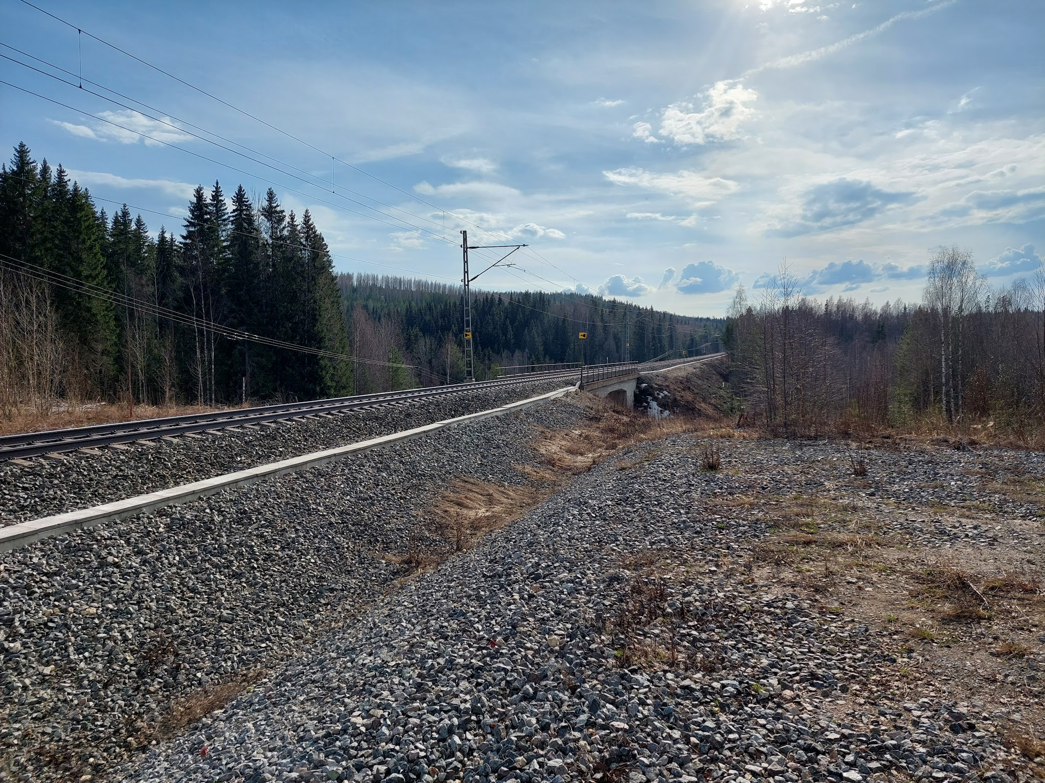 Kuva Korpilahden liikennepaikasta. Kuvassa kiskot ylittävät sillan metsäisessä maisemassa.