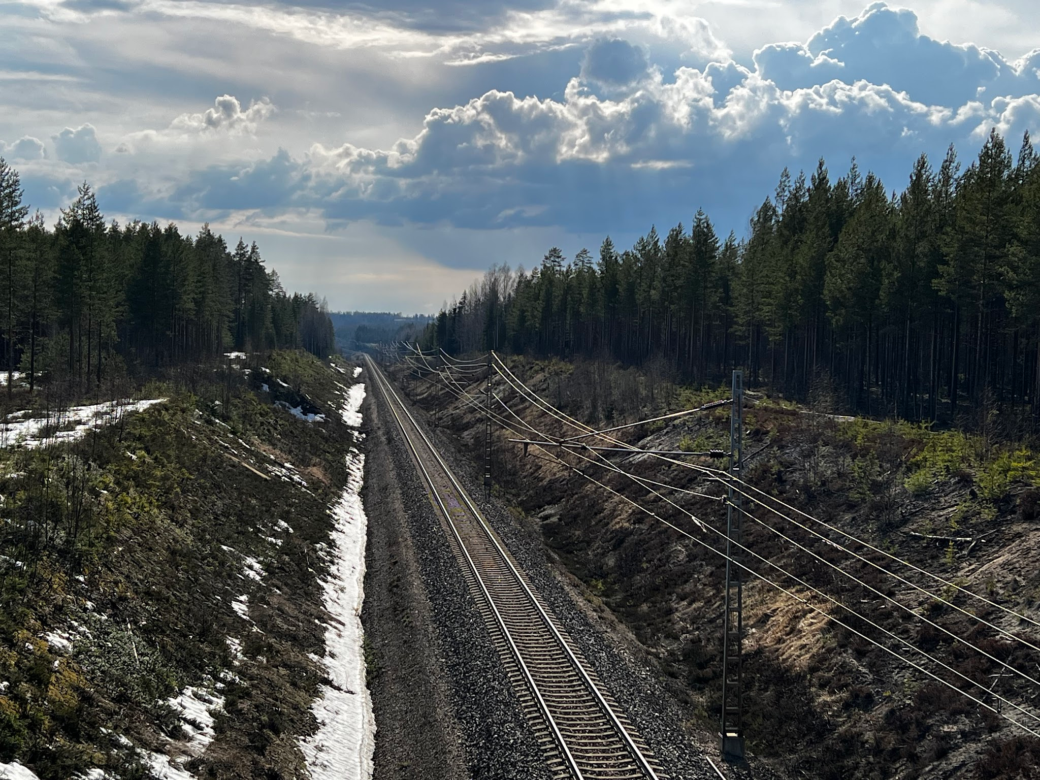 Kuva Lahdenvuoresta, Hirvimäentieltä, joka sijaitsee rataosuudella Saakoski-Jyväskylä. Kuvassa raiteet kulkevat metsämaisemassa.
