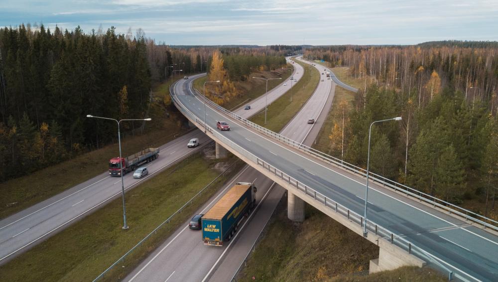 Kuva sillasta ja tiestä. Kuvassa mukana autoja ja raskasta liikennettä.