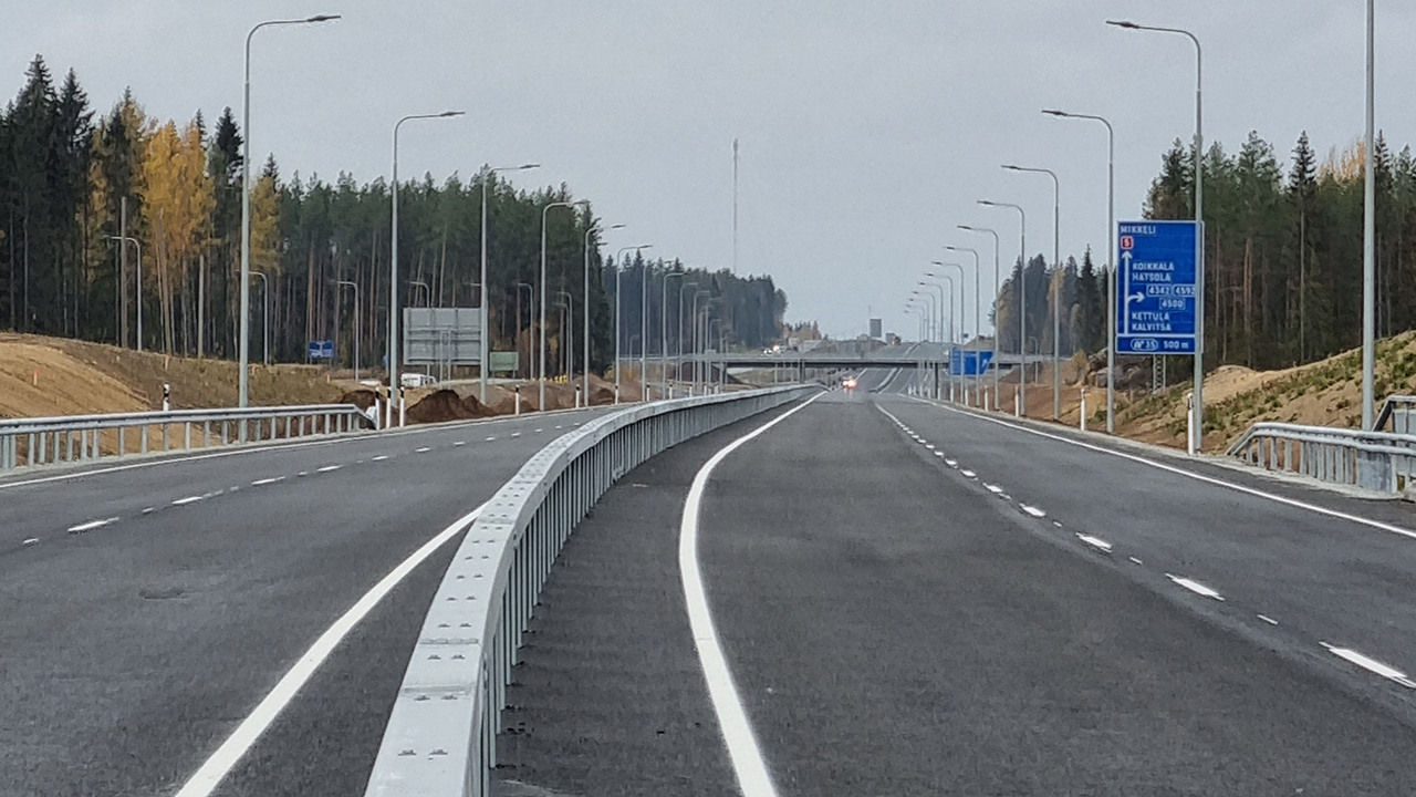 Valmista tieosuutta Vt 5 Mikkeli-Juva työmaalla lokakuussa 2021.