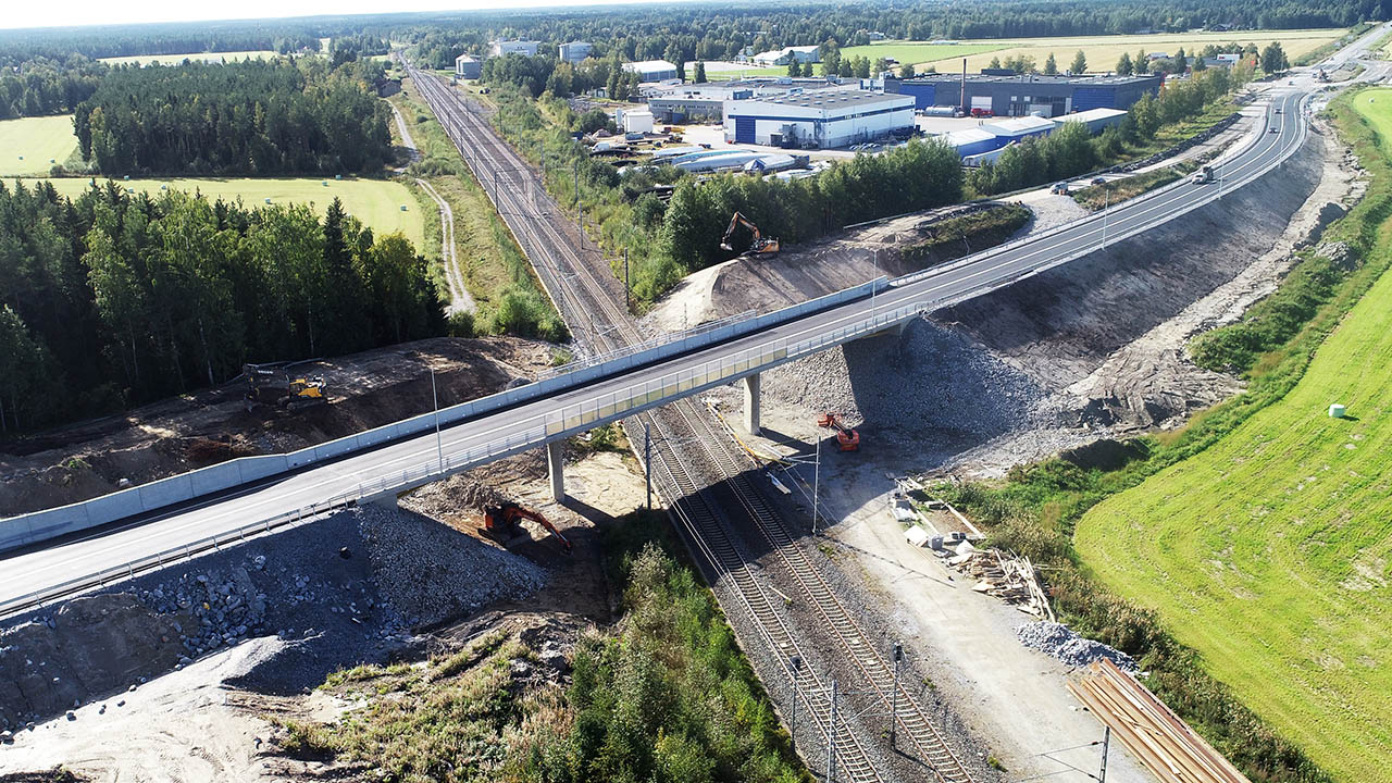 Nya järnvägsövergångsbron i Kållby, Pedersöre i september 2022.