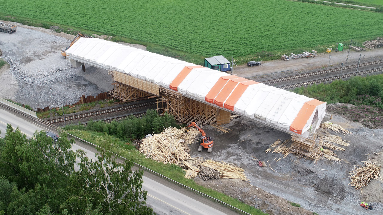 Nya järnvägsövergångsbron byggs i Kållby, Pedersöre i juli 2022.