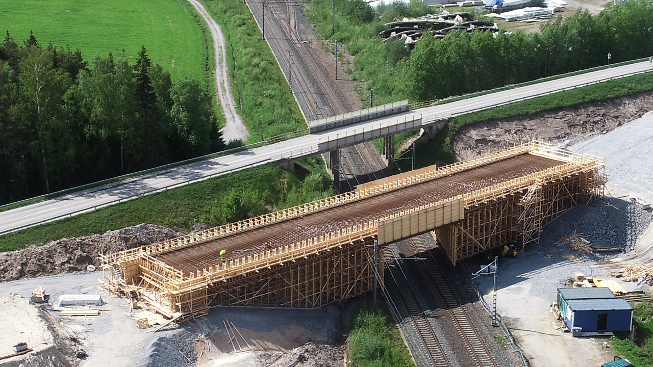 Nya järnvägsövergångsbron byggs i Kållby, Pedersöre i juni 2022.